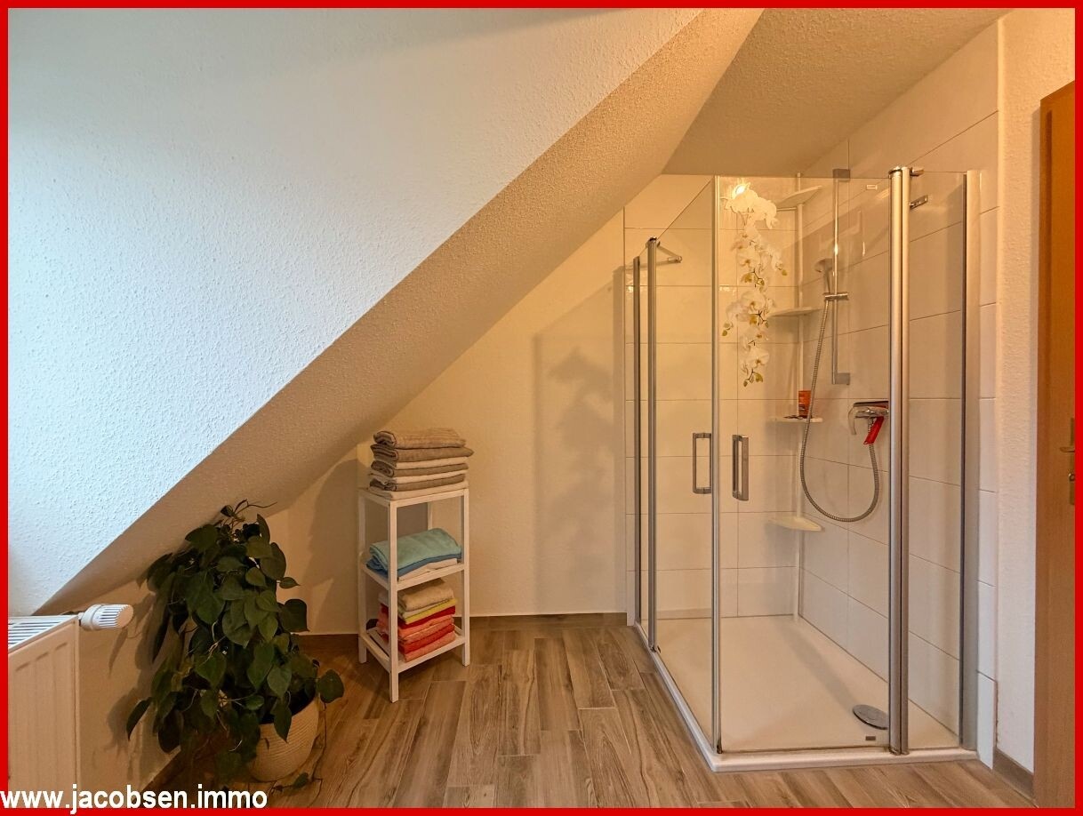 Dusche im Bad im DG