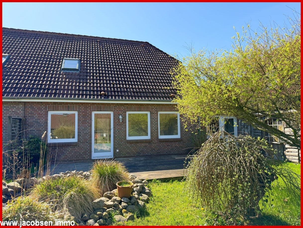 Blick auf das Haus mit Terrasse