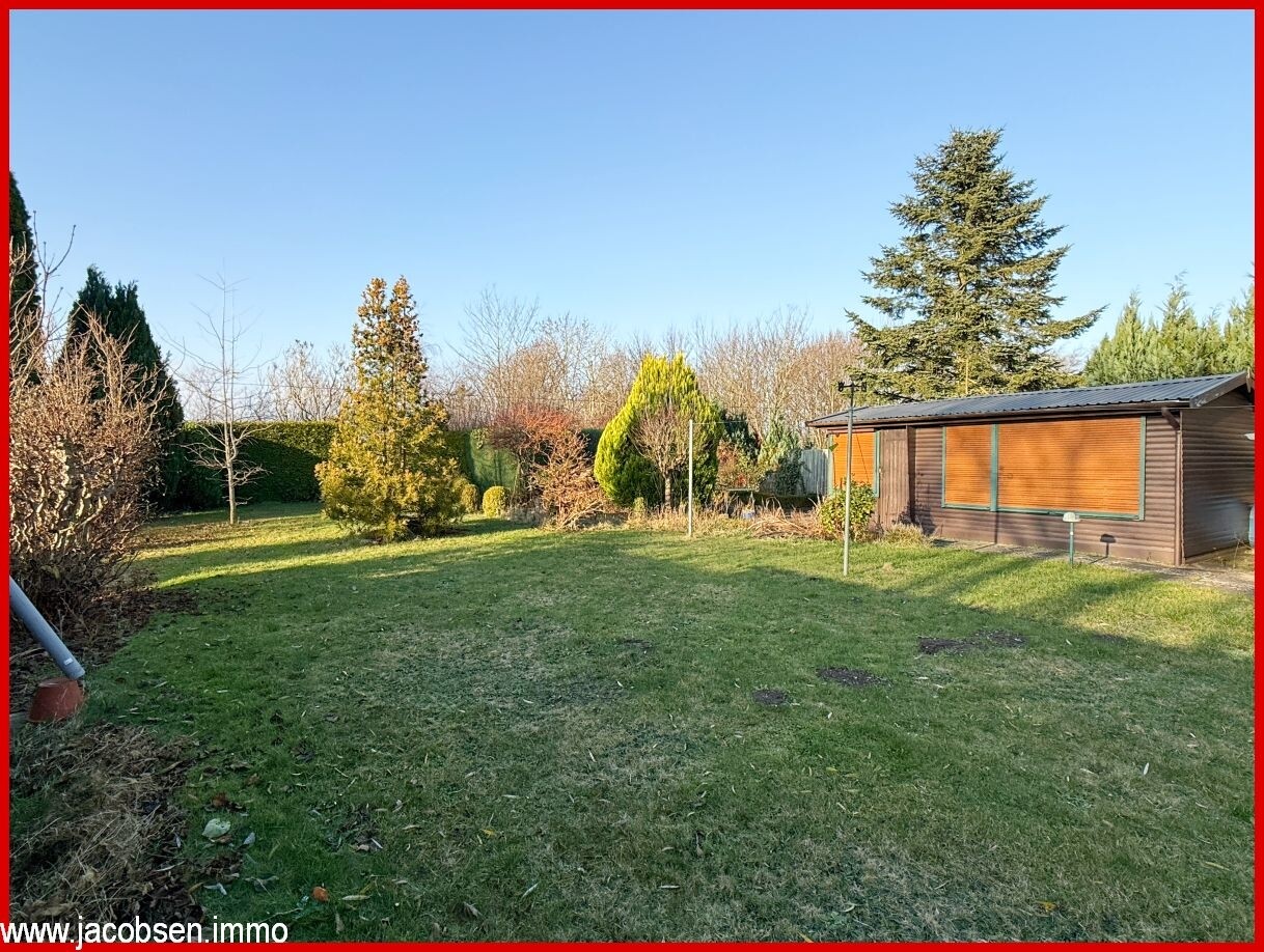 Garten mit Blick zum Gartenhaus
