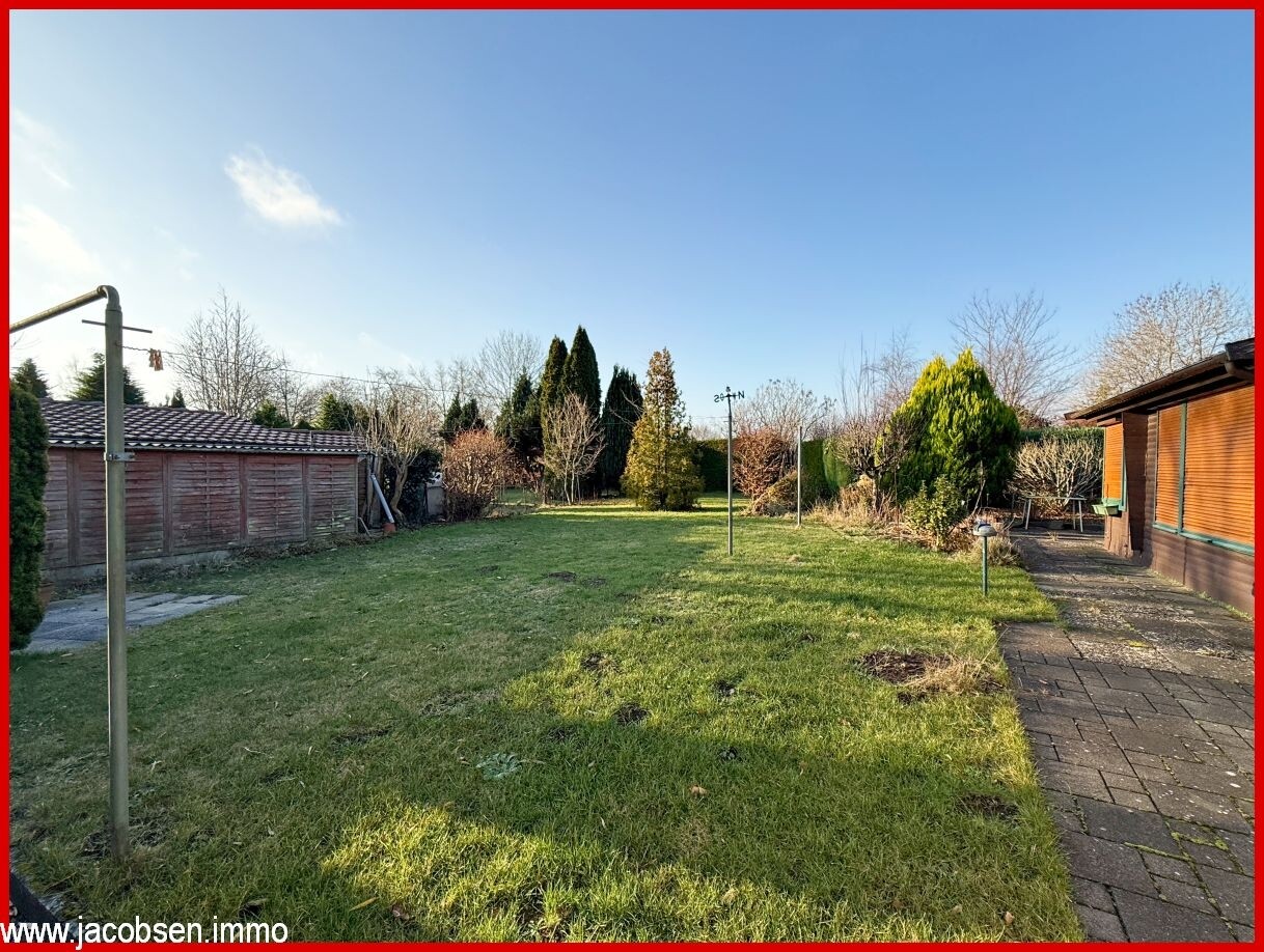 Blick von der Terrasse in den Garten