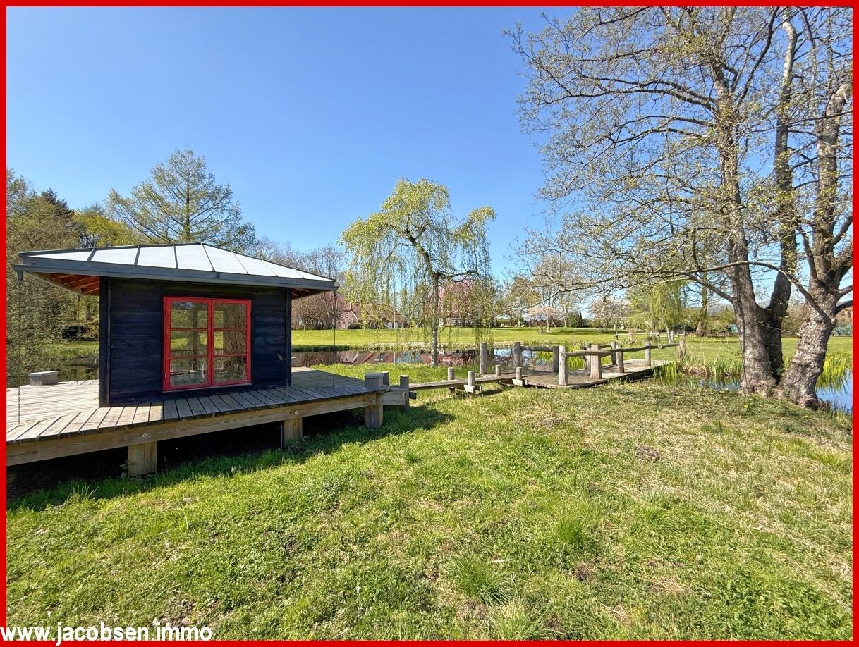 Teehaus aus Osten mit Gebäuden im Hintergrund