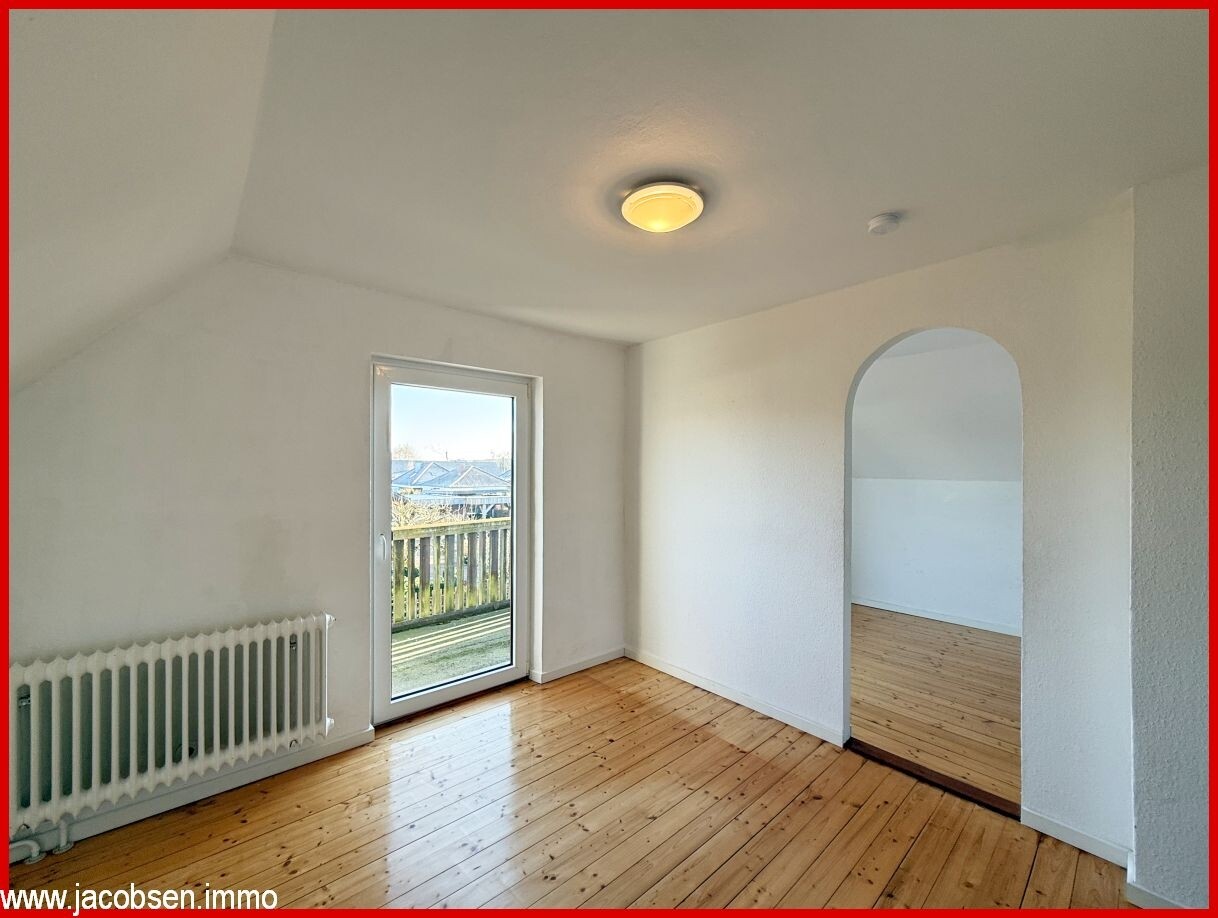 Schlafzimmer im Dachgeschoss mit Zugang zum Balkon 