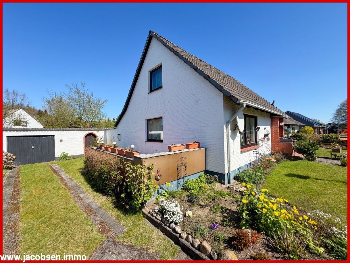 Süd-West-Ansicht mit Terrasse und Garage
