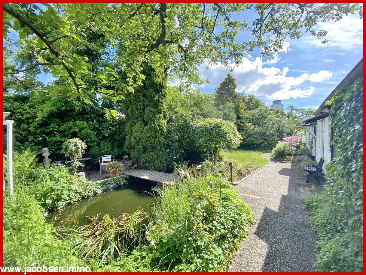 Sommerimpressionen mit Ruheoase und Gartenteich