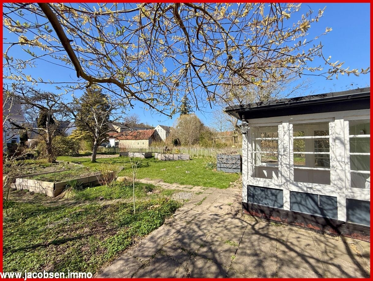 Garten aus Südost mit kleinem Gartenhaus