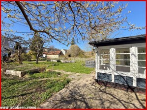 Garten aus Südost mit kleinem Gartenhaus