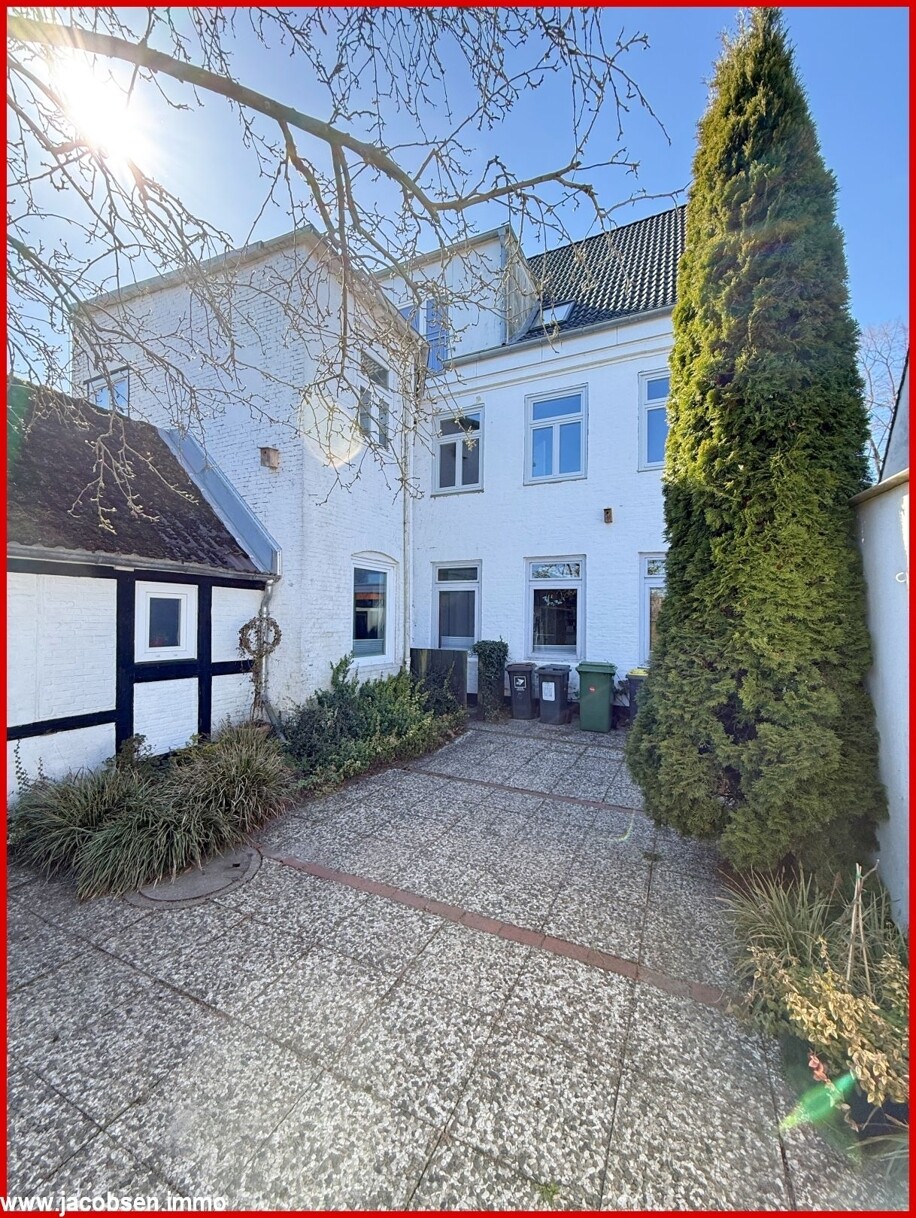 Ansicht aus Osten mit Hinterhof