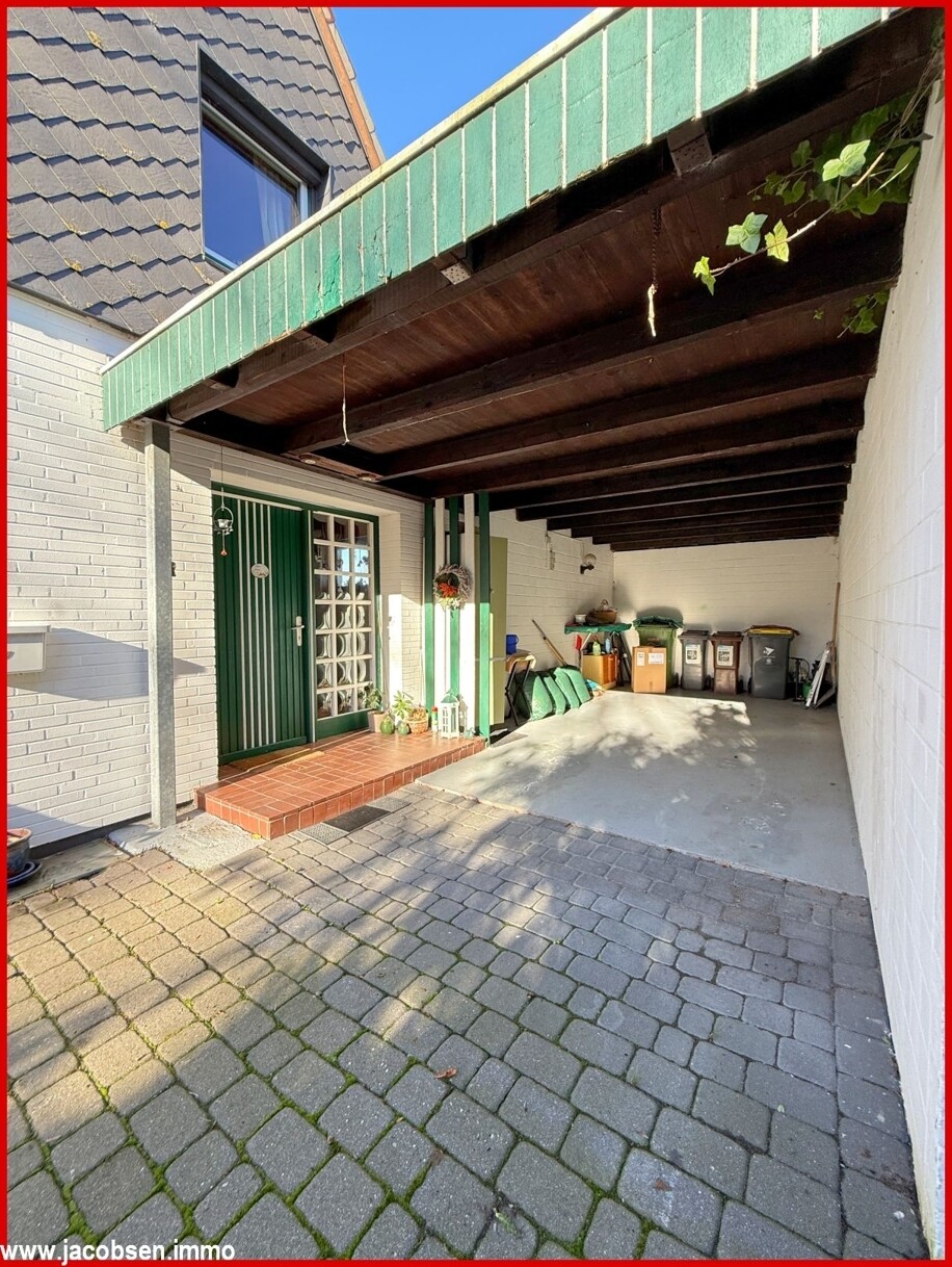 Autounterstand mit Hauseingang