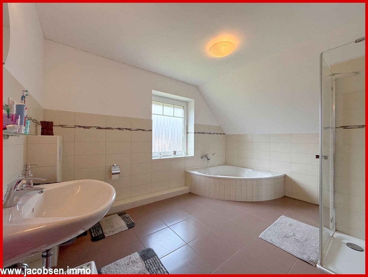 Badezimmer im Dachgeschoss 
