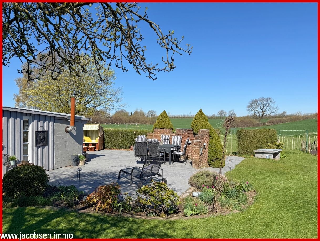 Gartenteil mit Terrasse und Partyraum