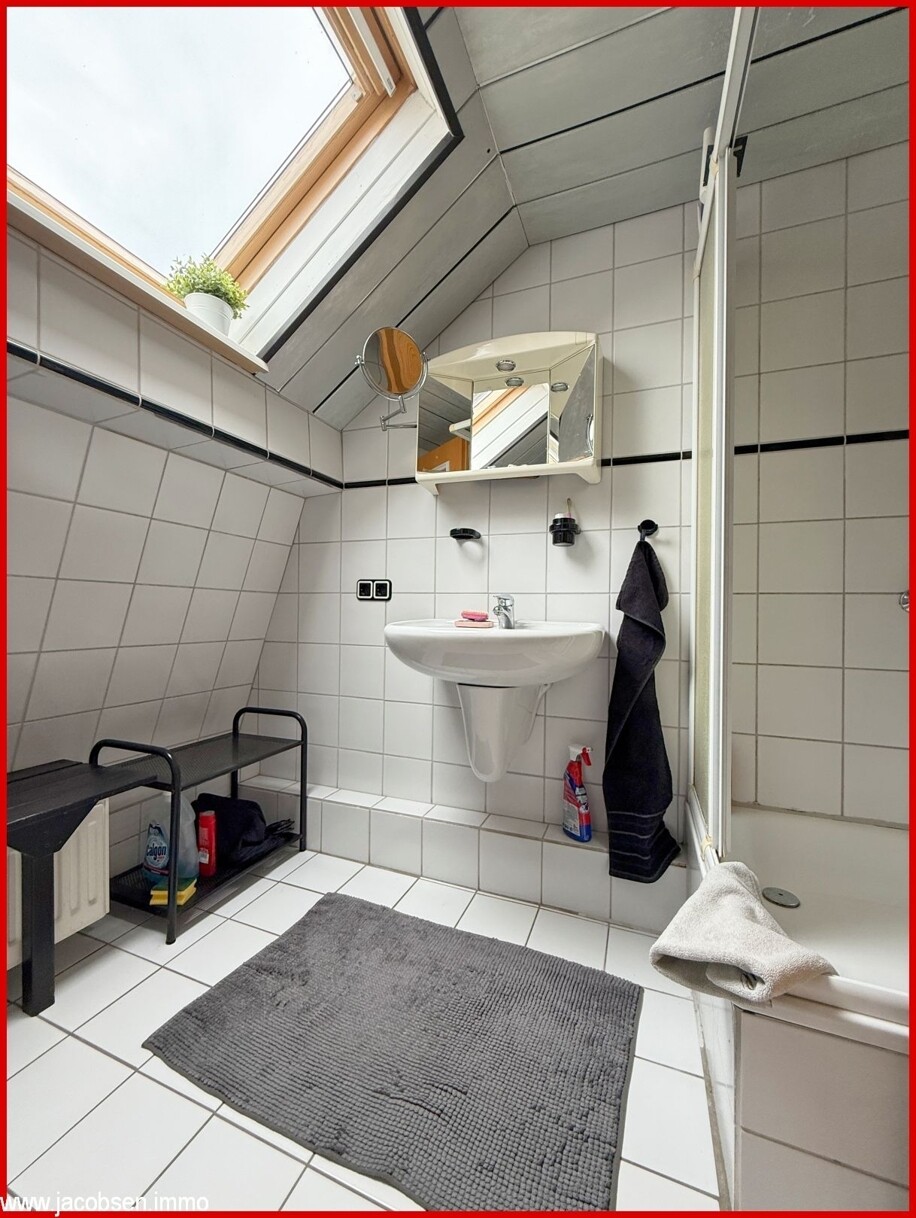 Badezimmer 1 im Dachgeschoss