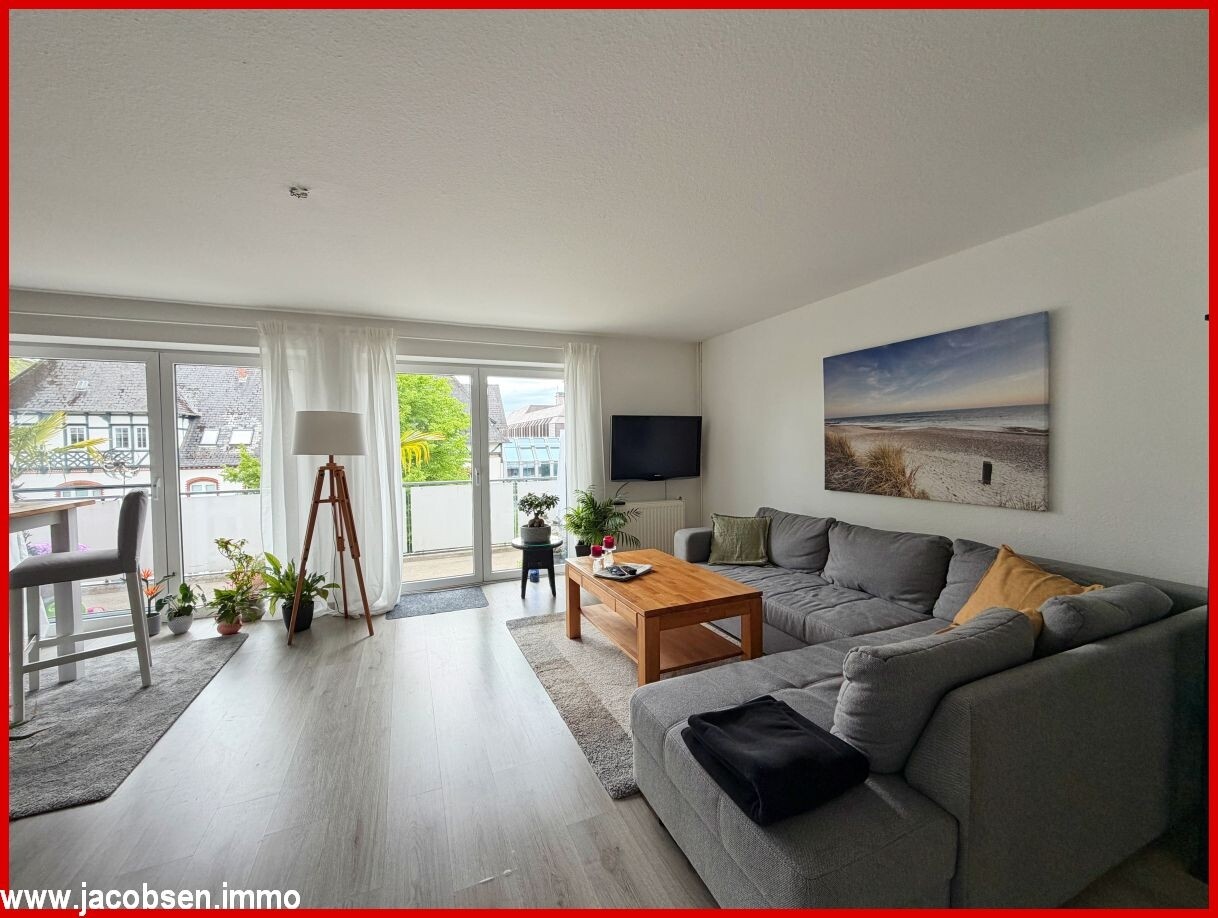 Wohnzimmer mit Zugang zum Balkon