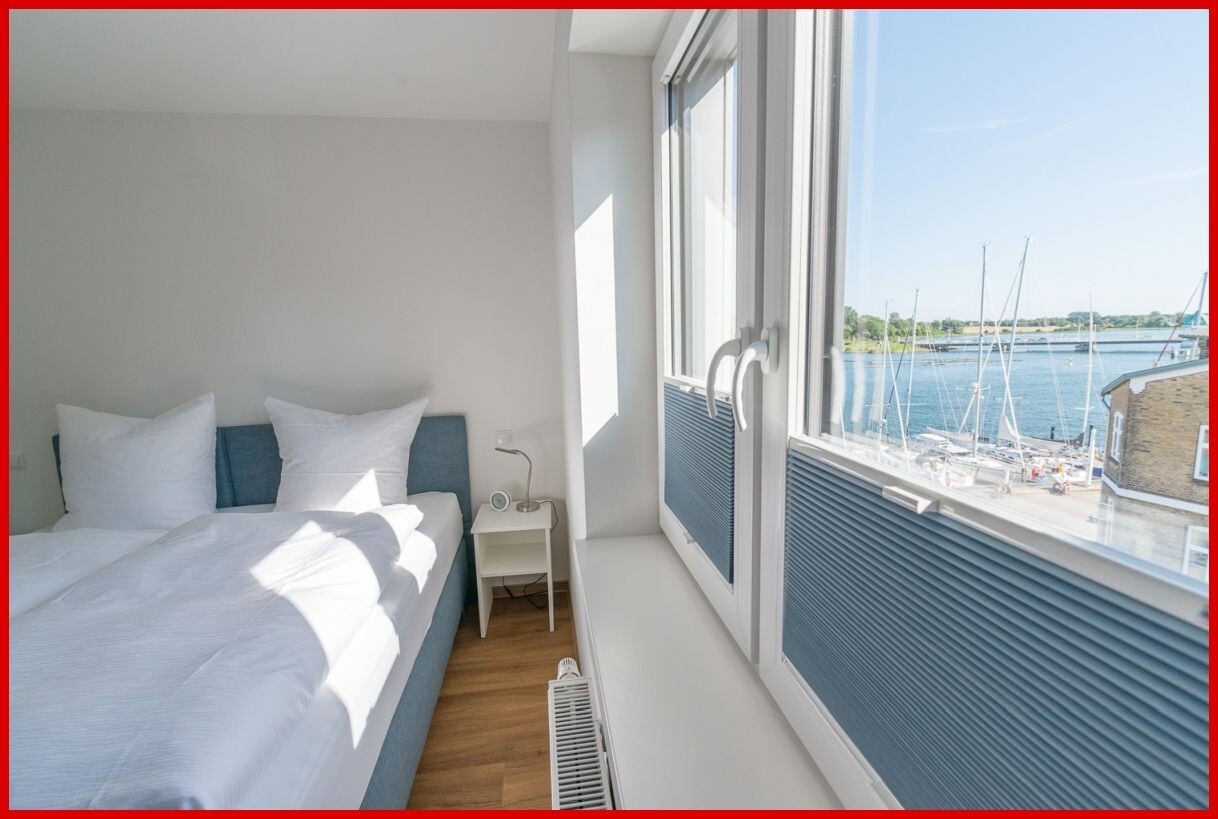 Apartement - Schlafzimmer mit Bick auf den Yachthafen