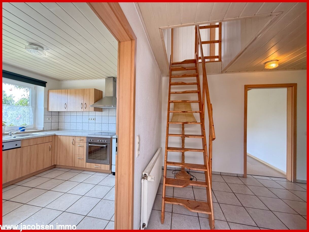 Flur mit Raumspartreppe im Erdgeschoss