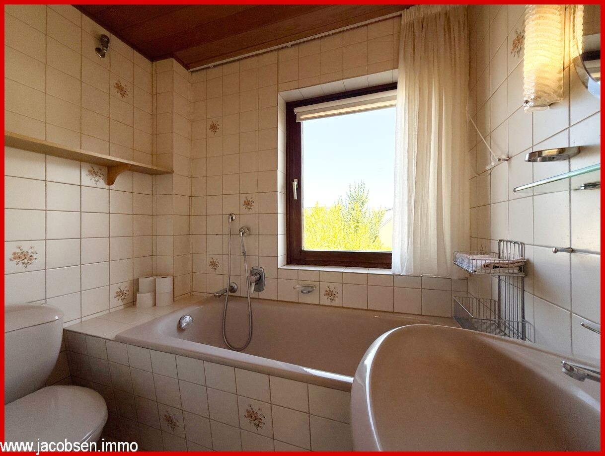 Badezimmer mit Wanne im 1. OG