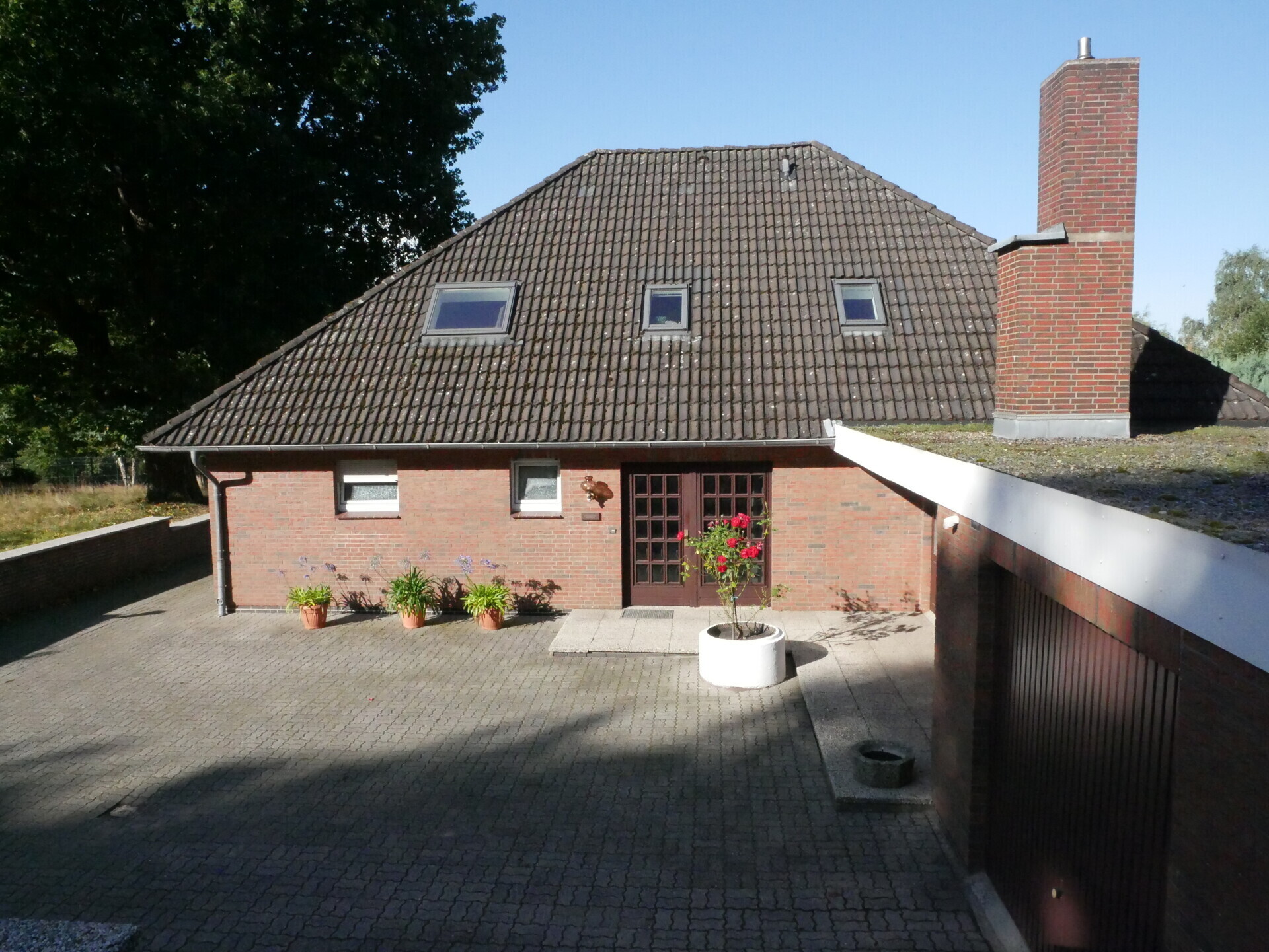 Rückansicht u. Haupteingang