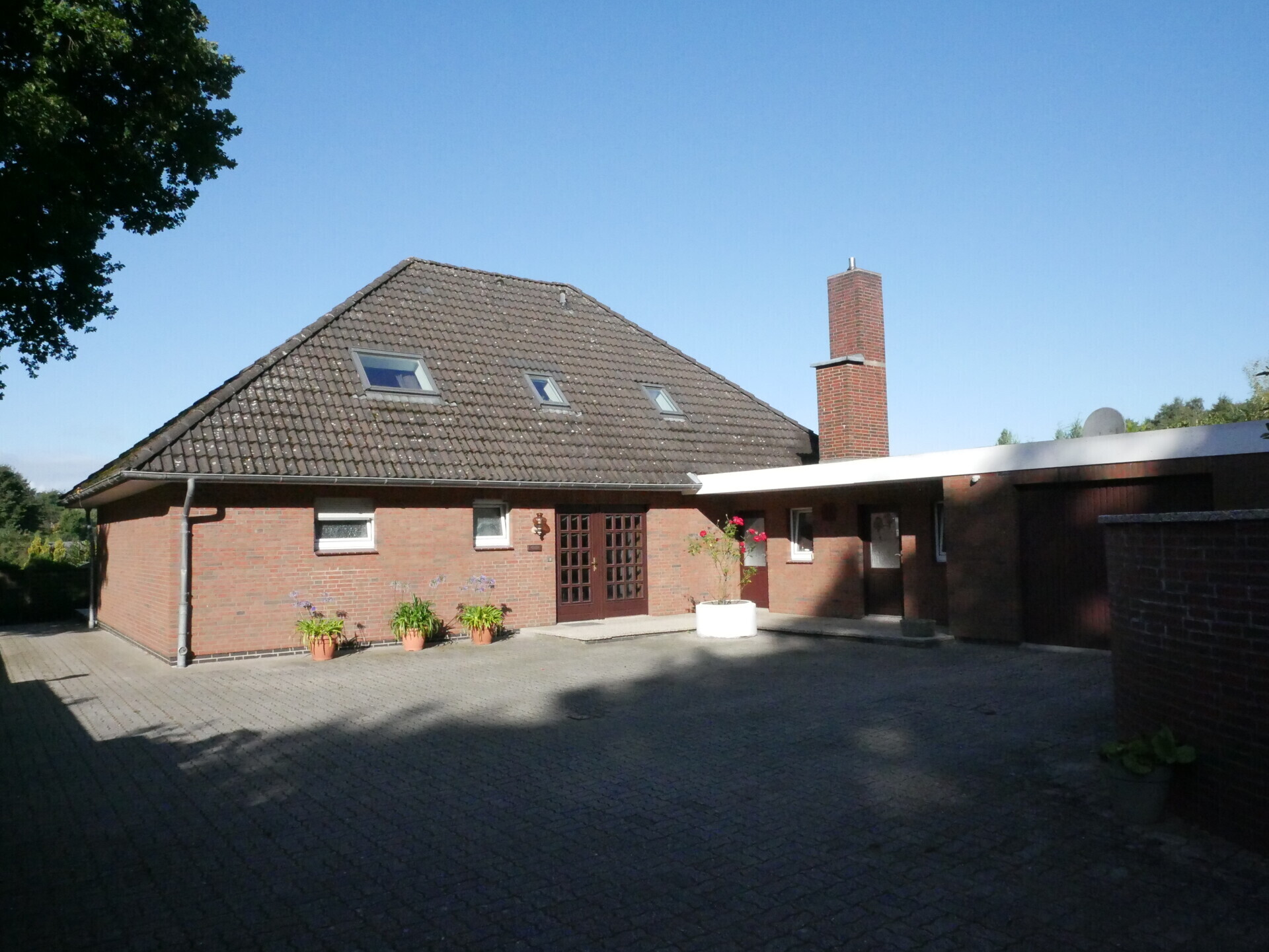 Rückansicht u. Haupteingang