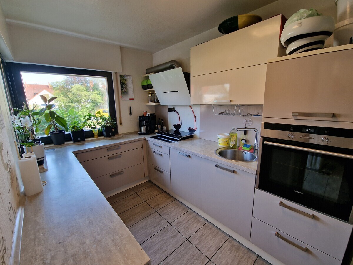 Küche mit Eckfenster