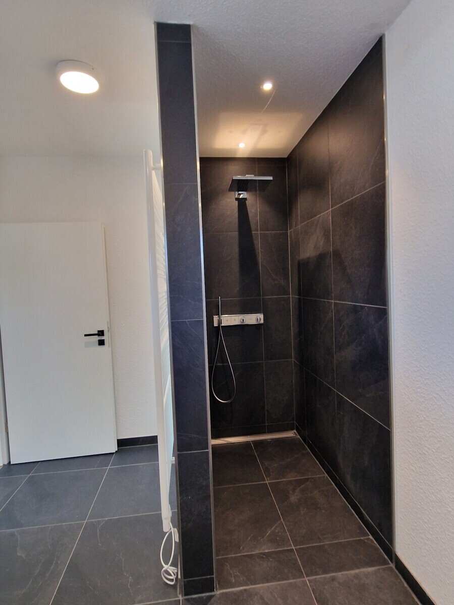 Dusche mit Freiraum