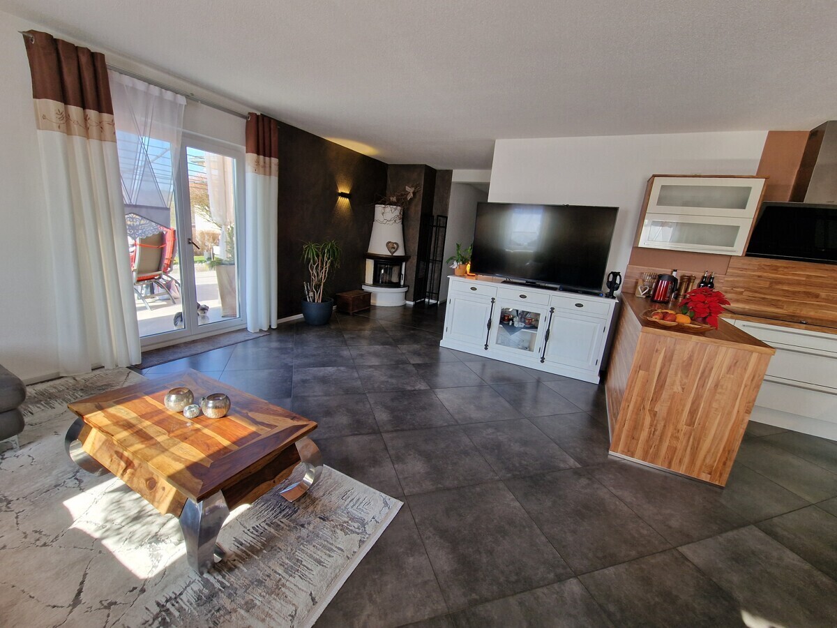 ..mit Blick zu Terrasse und Kamin