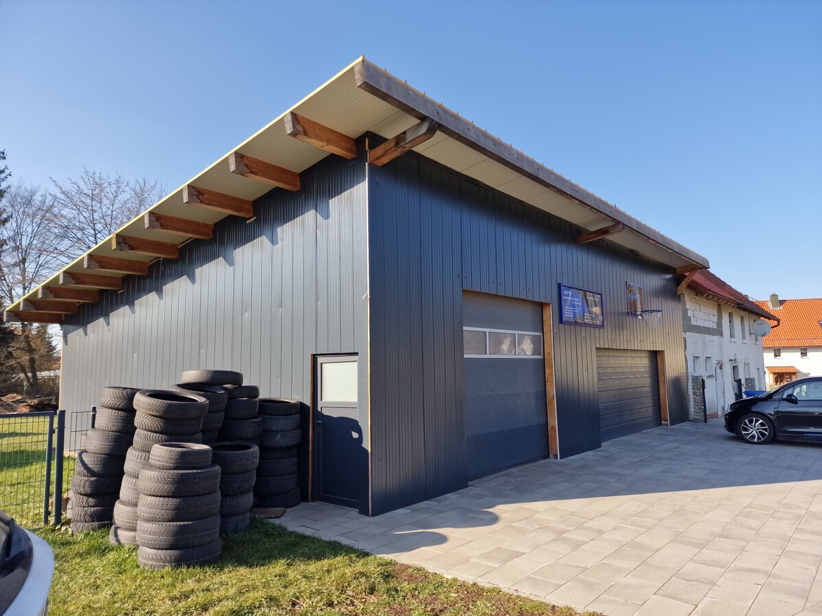 Gewerbehalle mit Garage