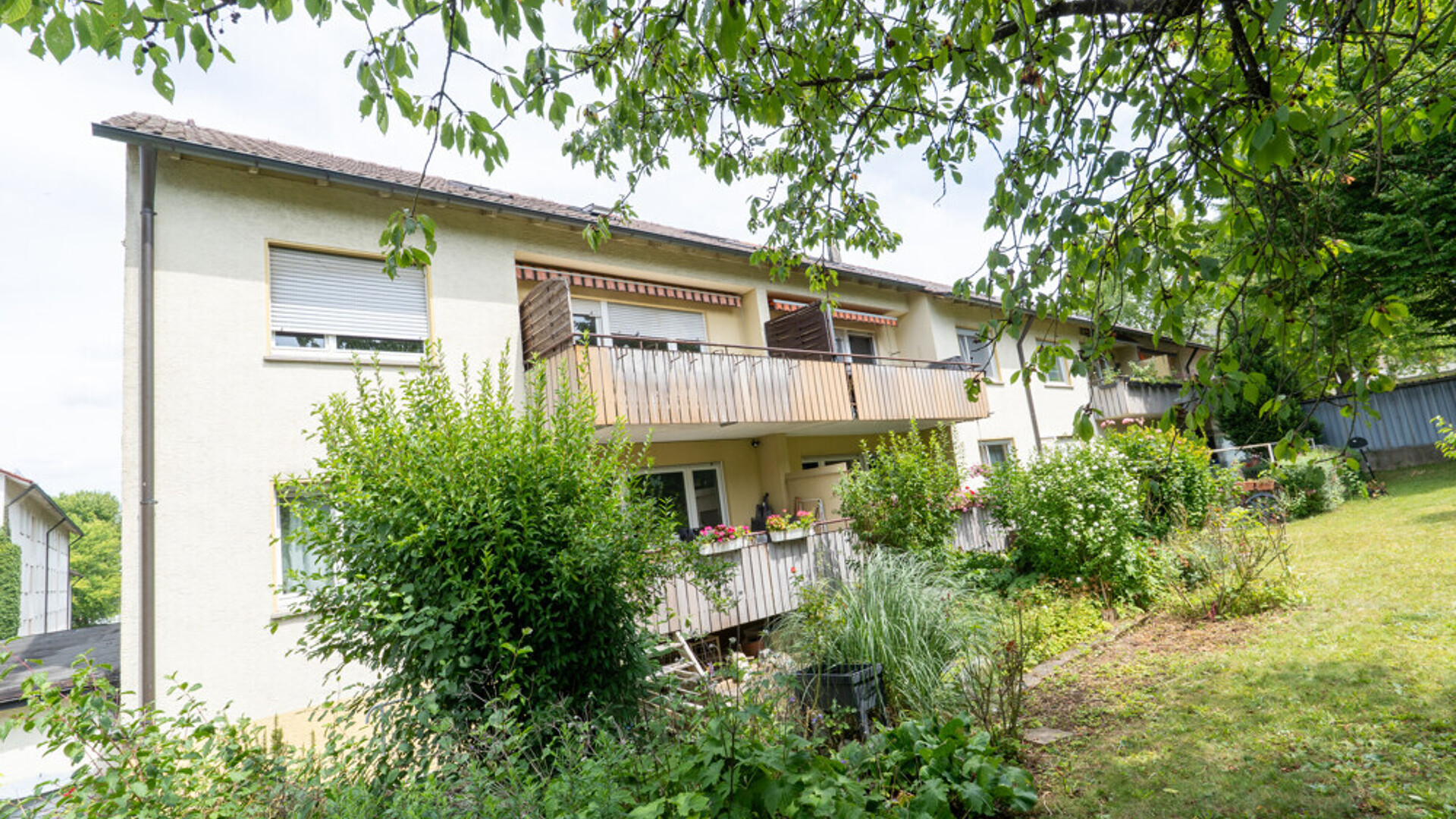 Ansicht Balkon mit Zugang zum Garten