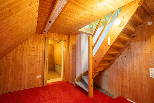 Bühne ausgebaut Haus links