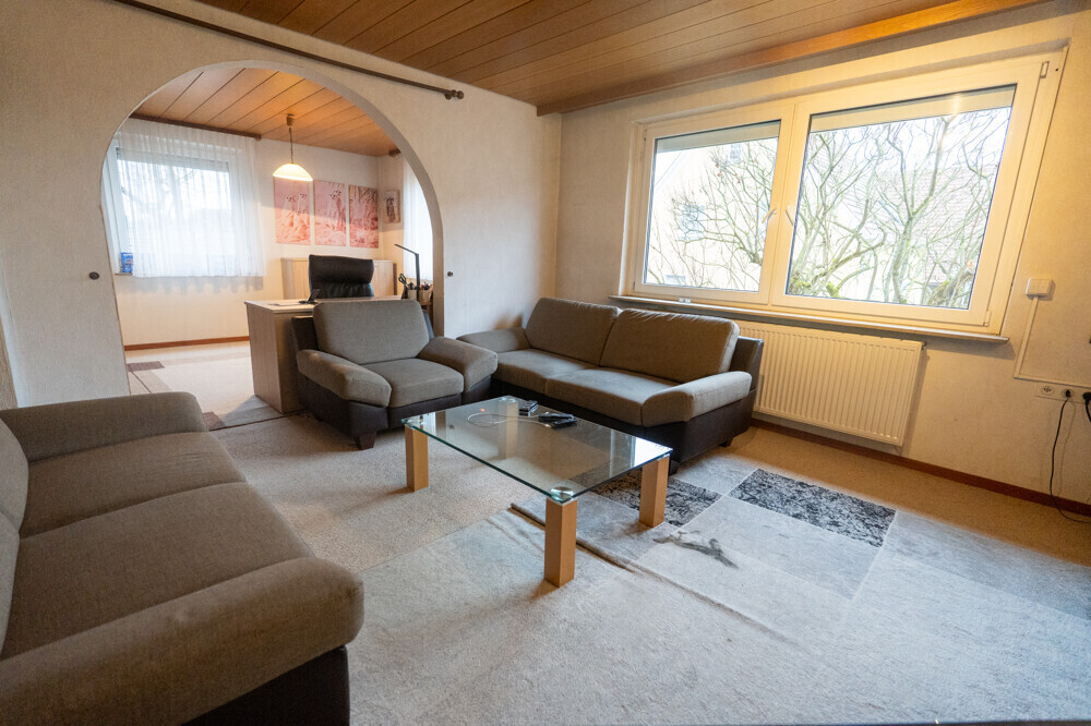 Wohnzimmer mit Durchgang zum Esszimmer