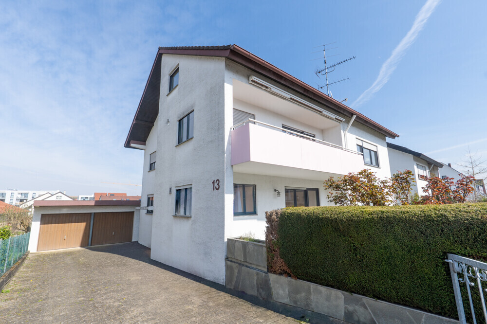 Hausansicht und Eingangsseite