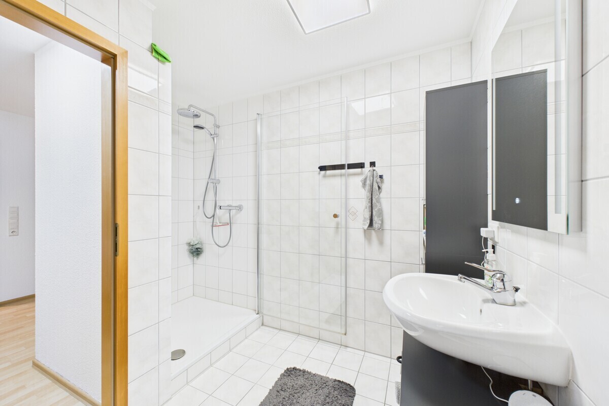 Tageslichtbad mit Dusche
