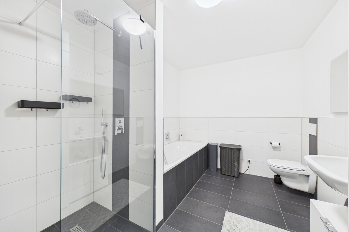 Badezimmer mit Badewanne+Dusche