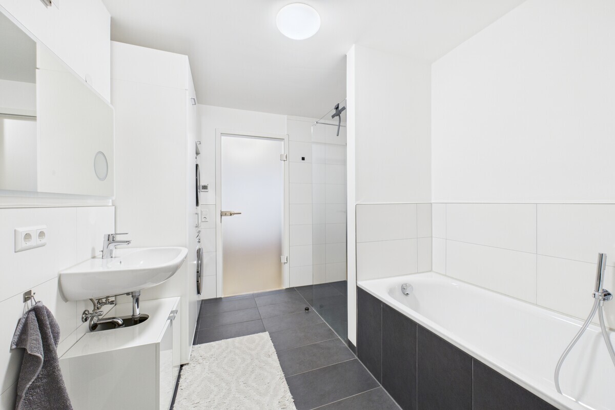 Badezimmer mit Badewanne+Dusche