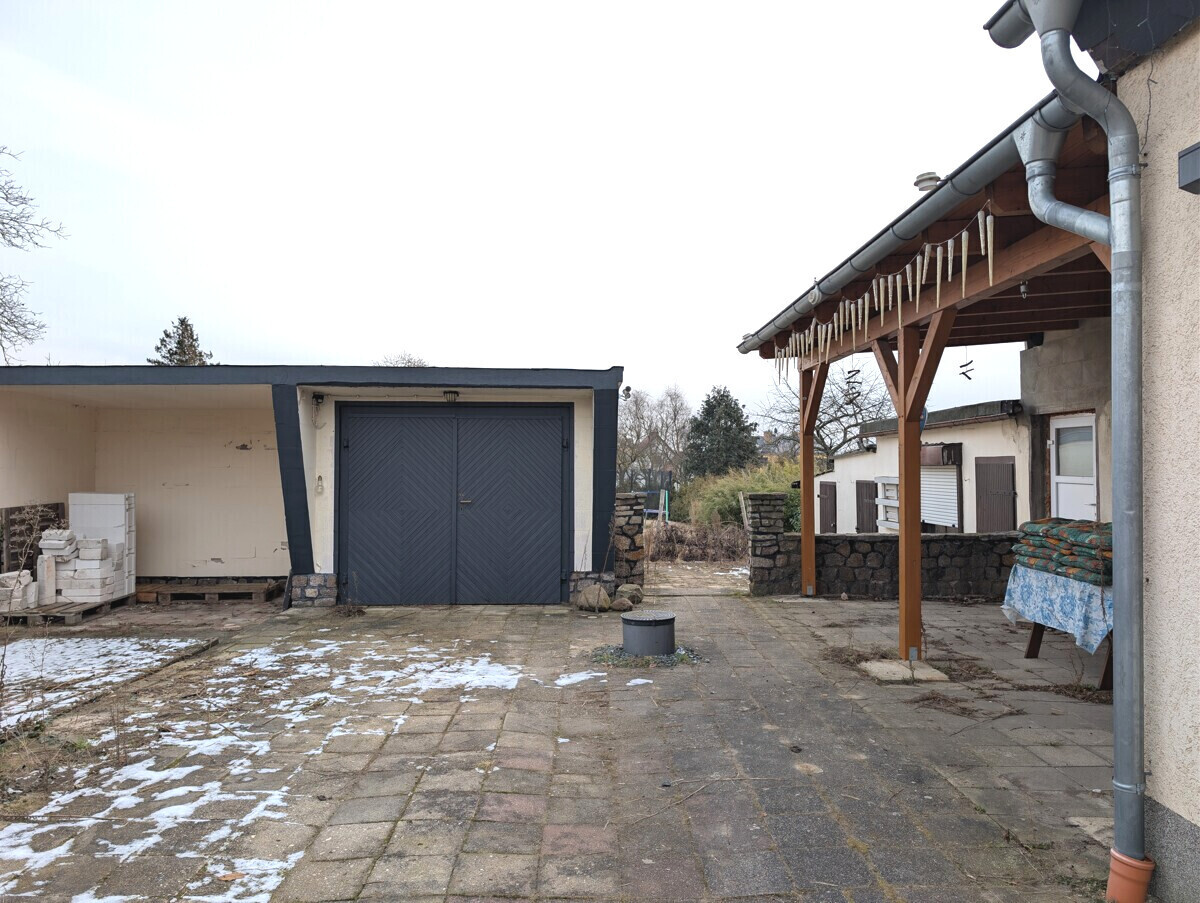 Hof mit Garage