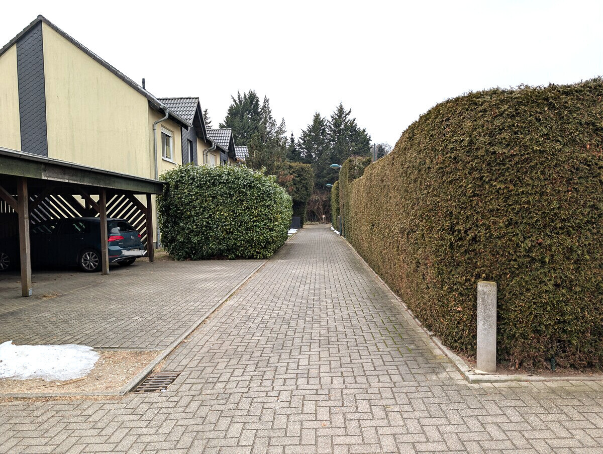 Zufahrt und Carport