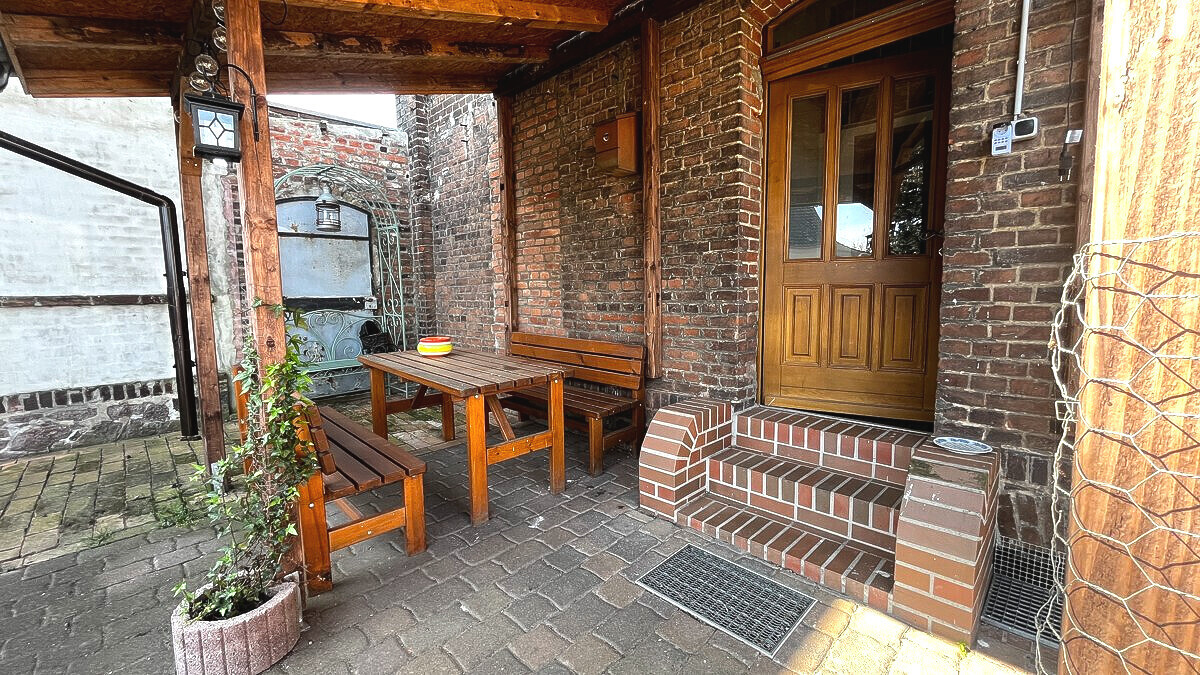 Hinterhaus mit überdachter Sitzfläche