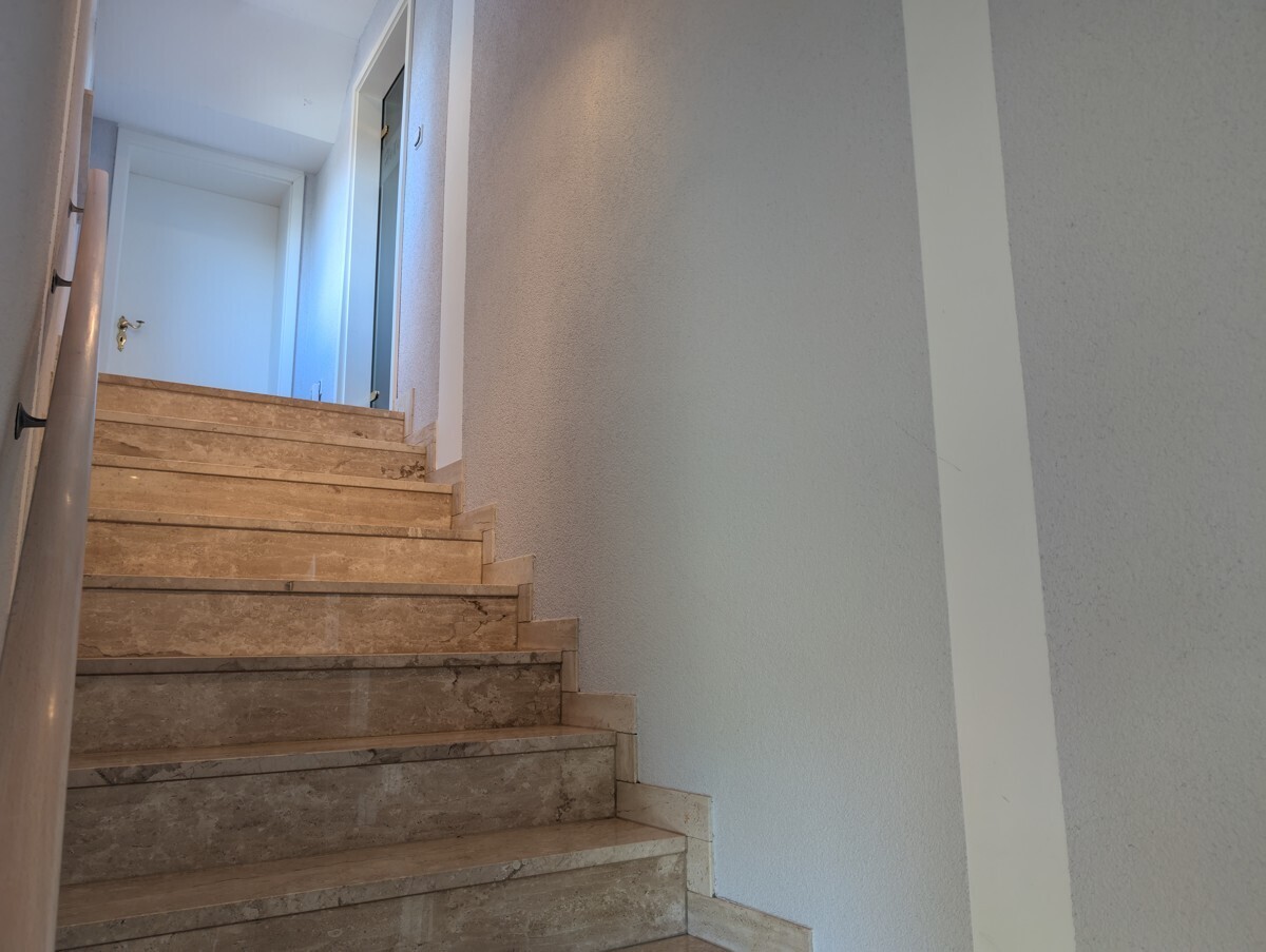 Treppenhaus zur Wohnung OG