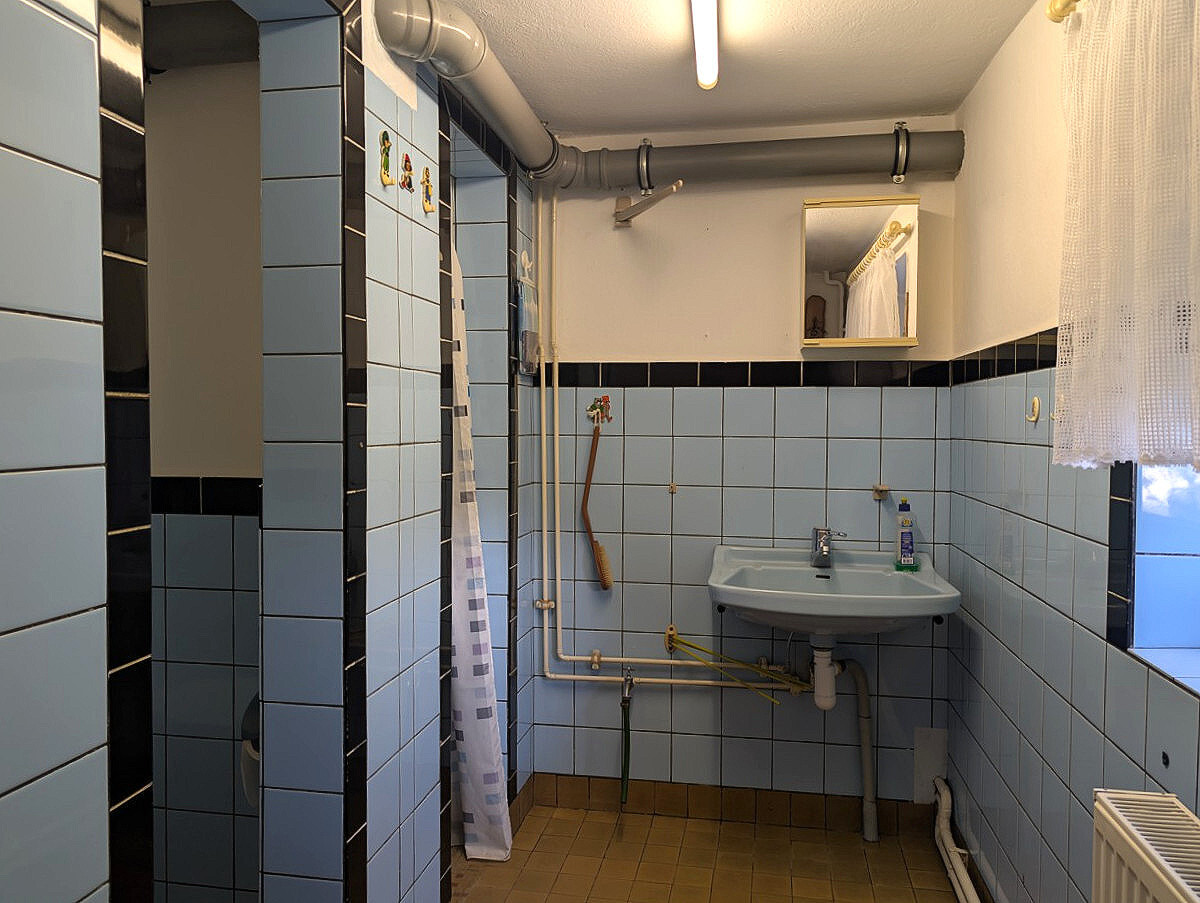 EG Bad mit Dusche und Toilette