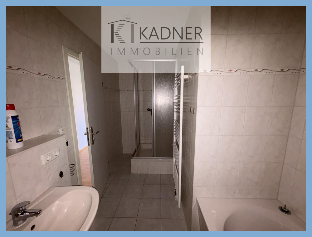 Bad mit Wanne und Dusche