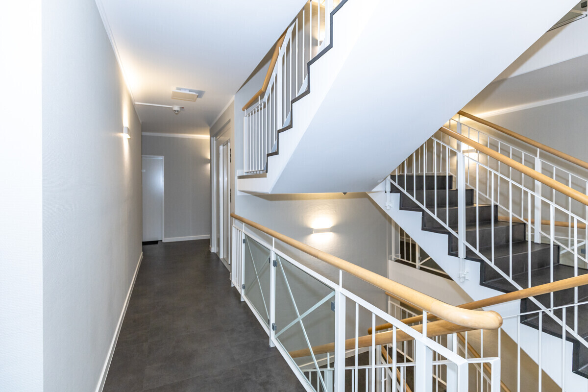modernes Treppenhaus mit Aufzug