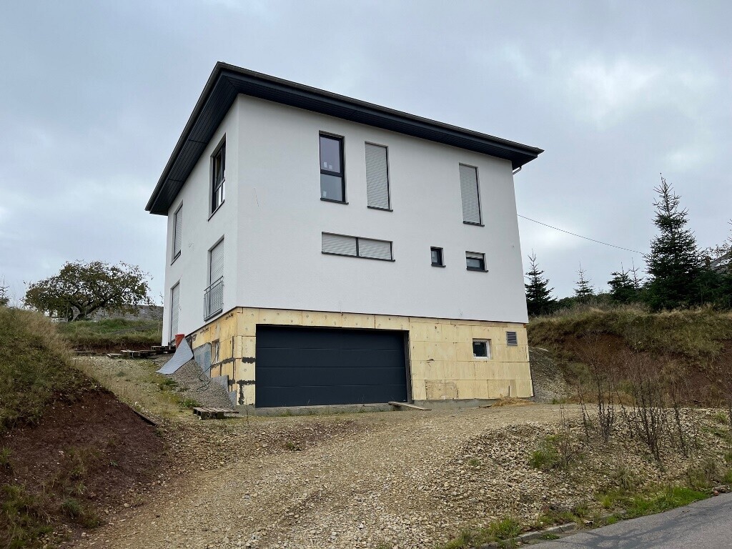 Ansicht mit Garage