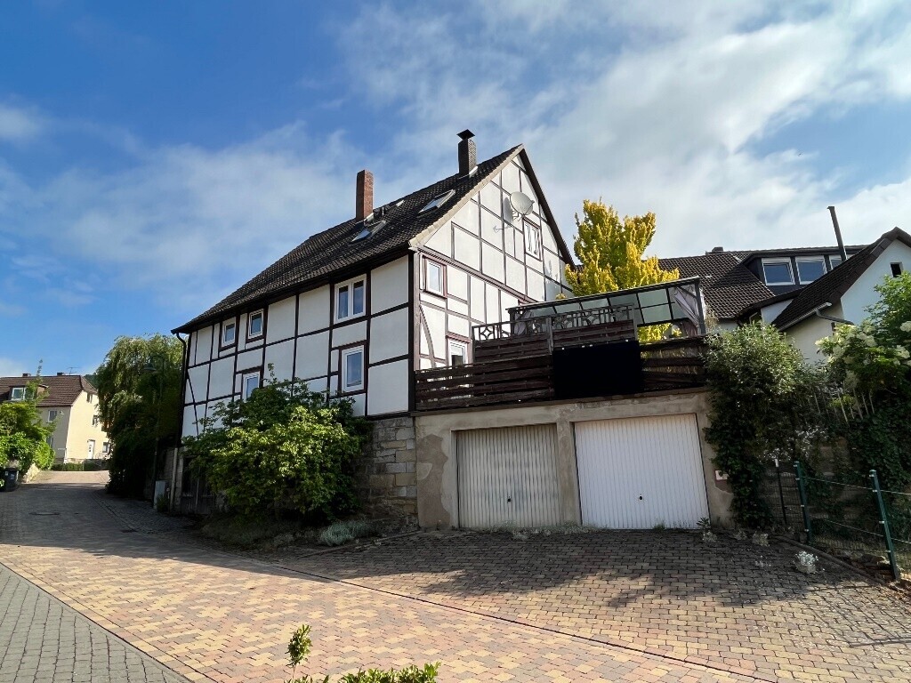 Ansicht mit Garagen