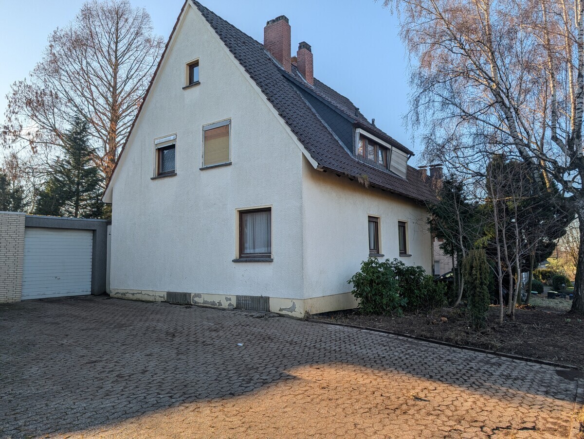 Straßenansicht auf Garage
