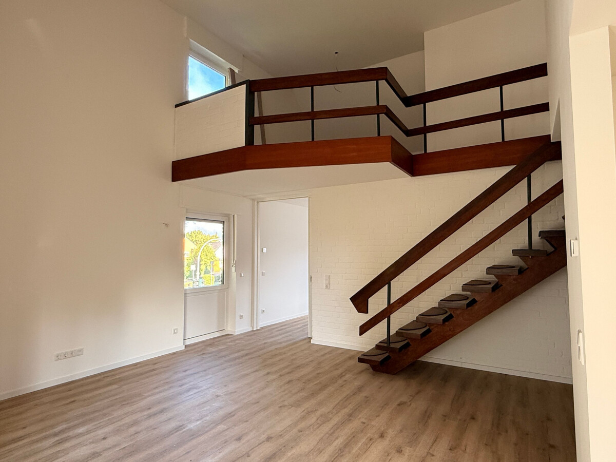 Maisonette mit Holztreppe