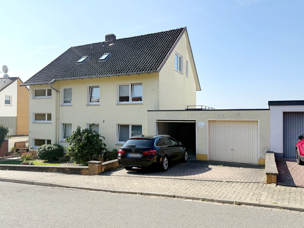 Frontansicht mit Garagen