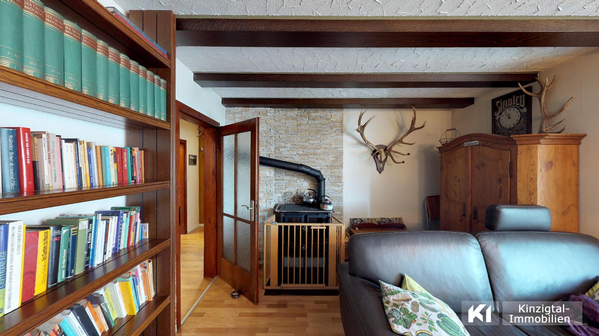 ... Wohnzimmer mit Pakettboden (Donaueiche)