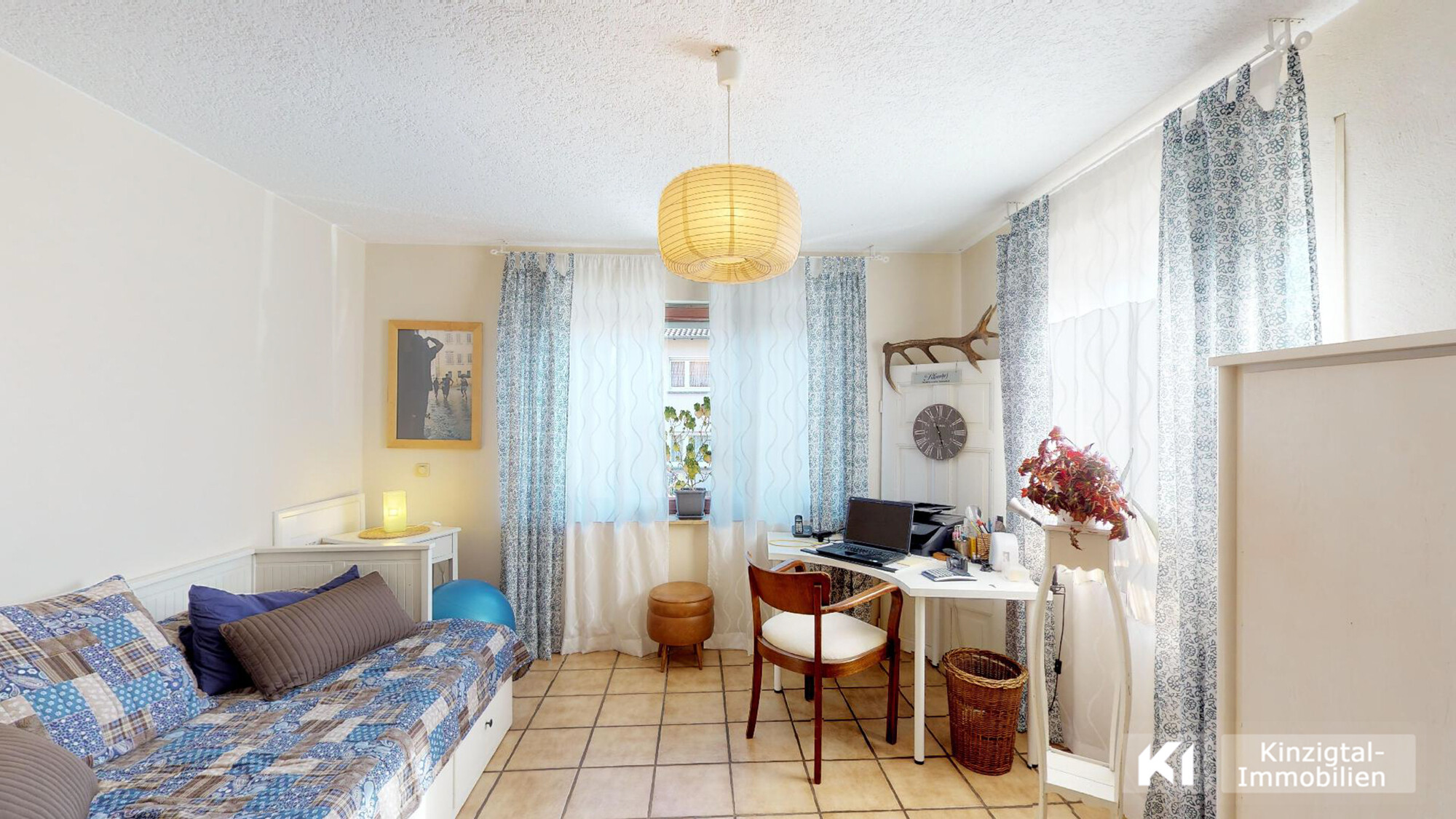 Arbeitszimmer im erweiterten Anbau mit Fußbodenheizung