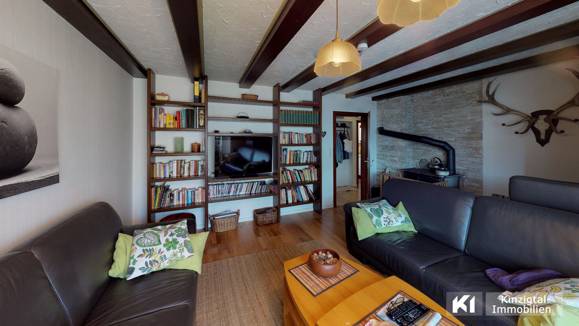 ... das geräumige Wohnzimmer mit Kaminofen