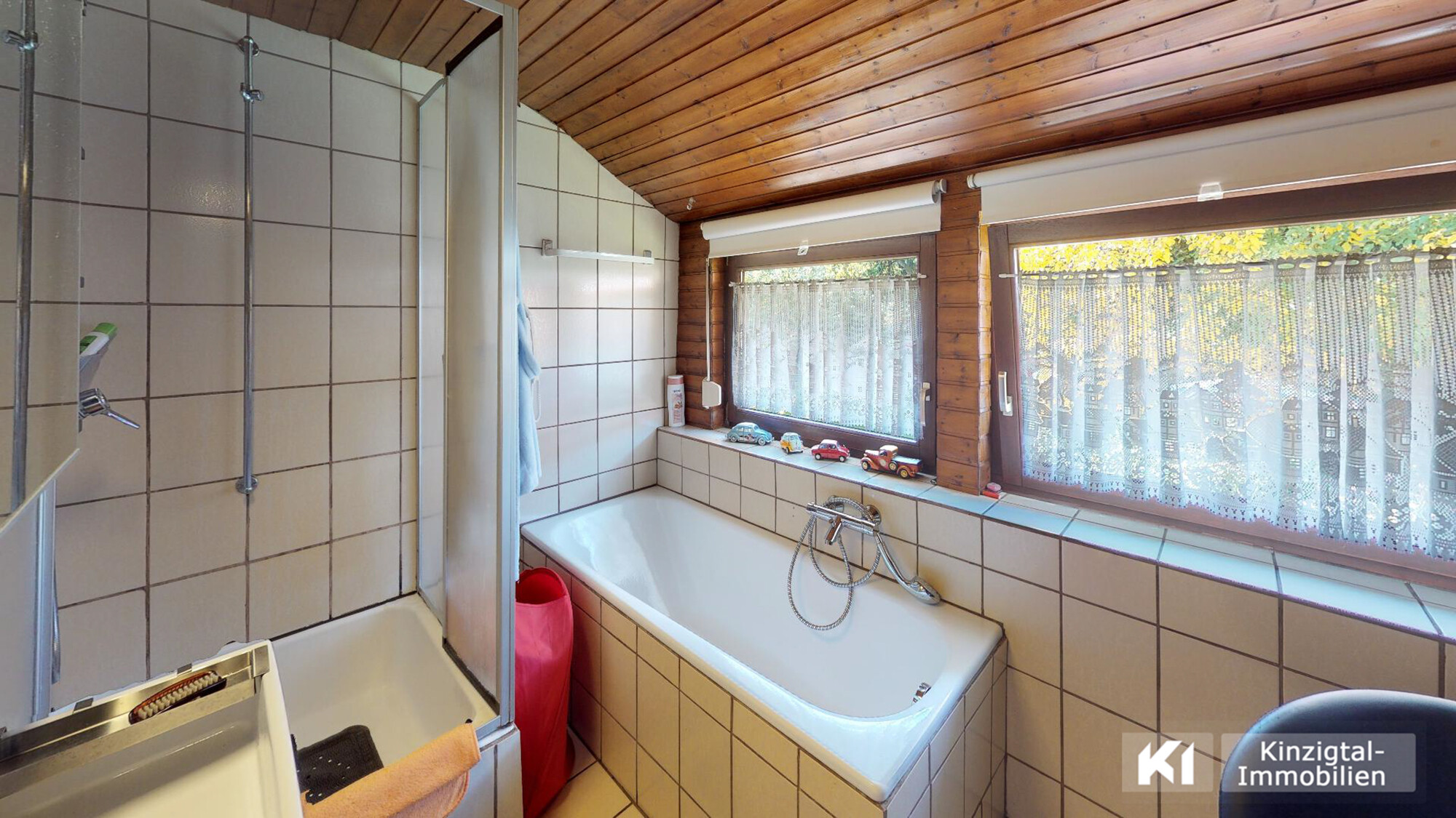 ... das Badezimmer mit Dusche & Wanne (DG)