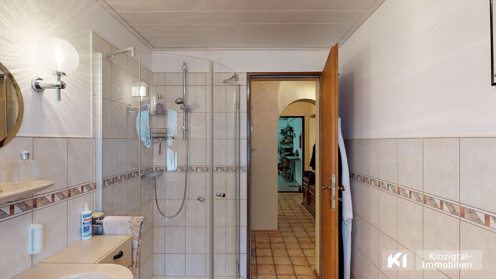 ... gepflegtes und funktionelles Badezimmer mit Eckdusche - KG