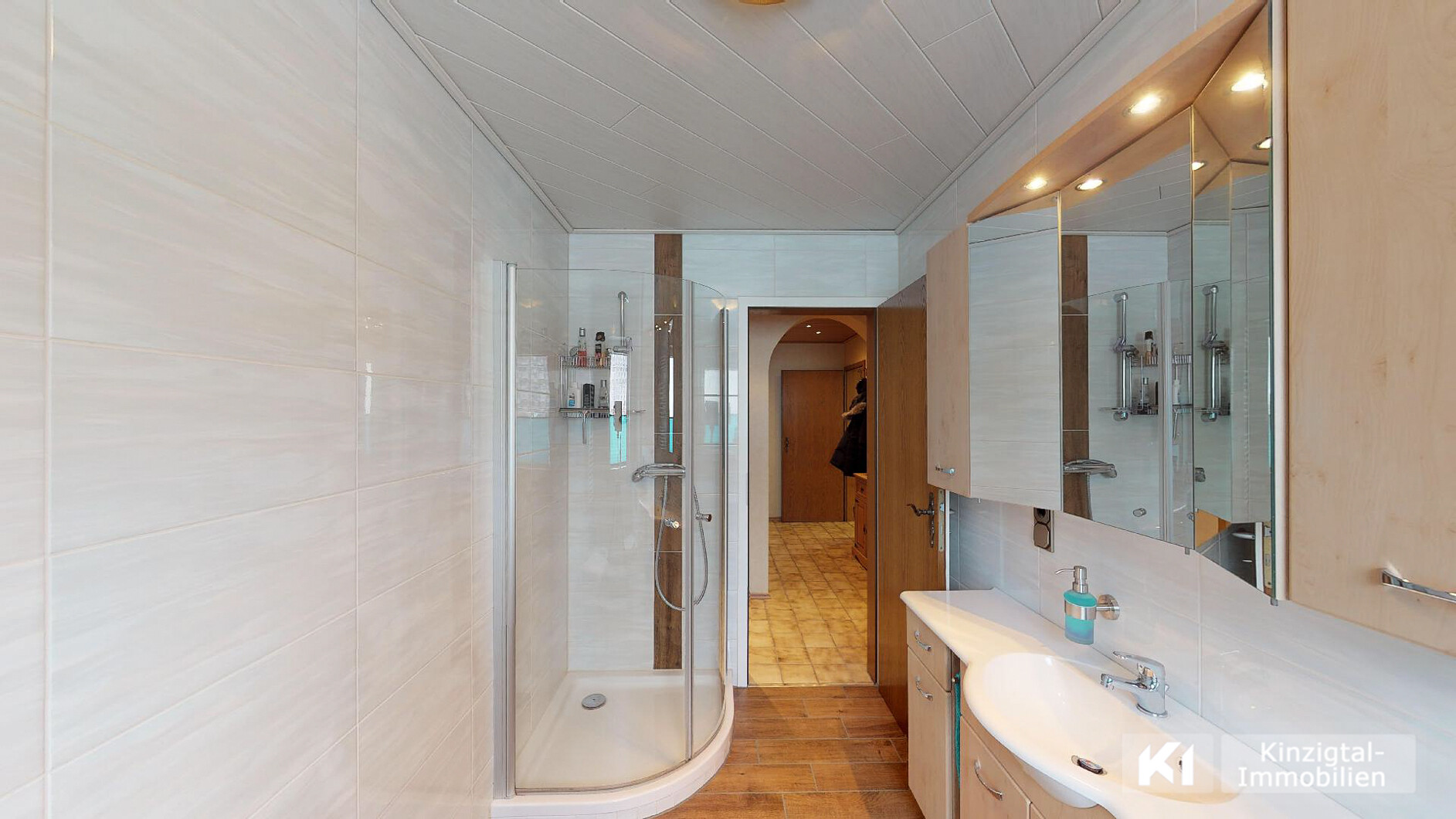 .. mit toller Glaseckdusche und Bequem-Einstieg